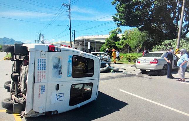 台一線屏東枋寮段發生疑復康巴士肇事的追撞車禍，共造成三車、五人受傷。（記者毛莉翻攝）