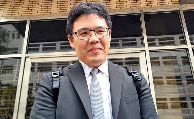 台南地方法院前法官施志遠今解釋「愛心便當事件」，指父母在宮廟當志工，也幫忙照顧他的孩子，他去接送小孩時，父母「可能會把一些剩餘的便當提供給我」。記者王宏舜／攝影