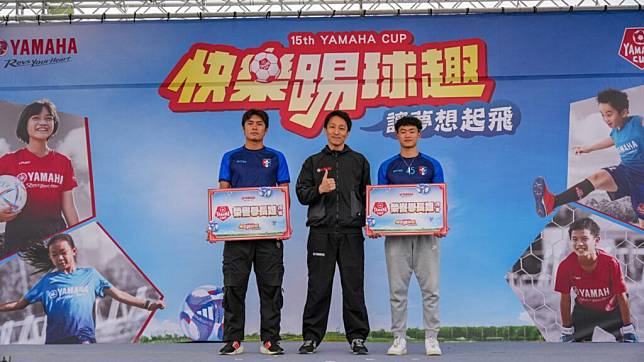 YAMAHA CUP「國腳學長」黃偉傑(左)、蔡天子(右)回娘家。（圖：台灣山葉提供）