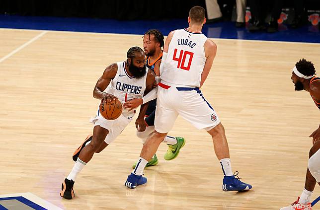 James Harden（左）在Ivica Zubac掩護下擺脫Jalen Brunson防守。（達志影像）