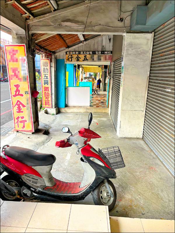 台南市公園國小，騎樓被機車占據。(圖：靖娟基金會提供)