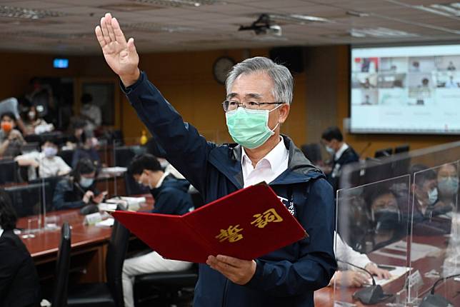 高雄市消防局長王志平昨在市政會議宣誓就職。﹙記者吳門鍵攝﹚
