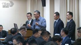 10/20，立法院外交及國防委員會以公開會議型式，邀國防部及台船公司報告海鯤潛艦海上測試執行情形及後續規劃。 由左至右為國防部長顧立雄、台船公司董事長陳政宏、海軍參謀長邱俊榮。(圖／TVBS)