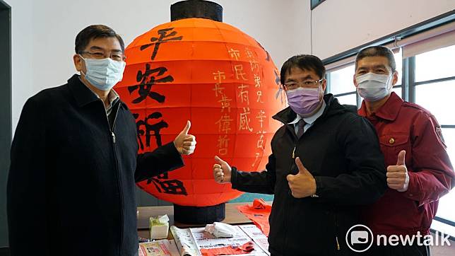 台南市消防局第七大隊特別結合祀典武廟的「火德星君」辦理「火神護祐、平安祈福」之消防燈籠繪畫比賽，台南市長黃偉哲至中正分隊於主燈上書寫「消防弟兄辛苦了，市民有感」，為消防人員加油打氣，也為市民及秋冬防疫工作祈福。   圖：黃博郎／攝