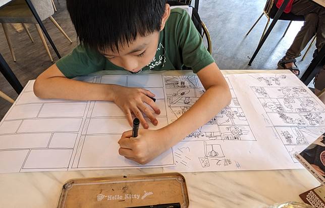 孩子熟悉漫畫的分格語言後，會更熱中地投入「為自己創作」。大人僅須在過程中的「編輯會議」傾聽和理解孩子的想法就好。圖片提供／張上祐