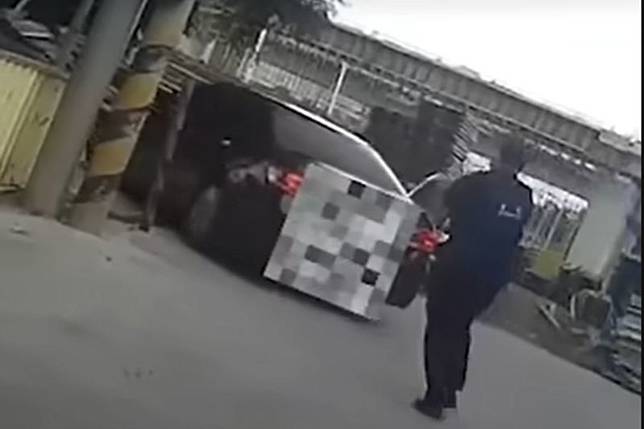 涉案施男猛踩油門瘋狂倒車，造成埔鹽所長雙腿被輾斷重傷。圖／翻攝監視器畫面
