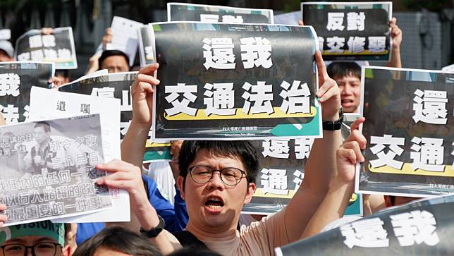 「行人零死亡推動聯盟」於立法院外舉行陳抗遊行集會。陳祖傑攝