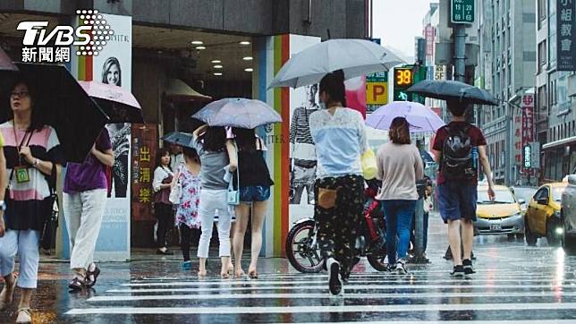 氣象專家預估下周將出現梅雨鋒面，屆時會有強烈降雨。（示意圖／Shutterstock達志影像）