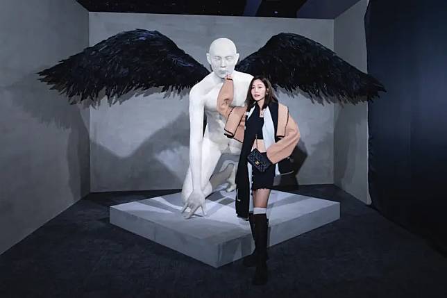 ▲曾莞婷化身粉絲AMRY，跟BTS代表作之一的《血、汗、淚》雕像合照。（圖／IME）