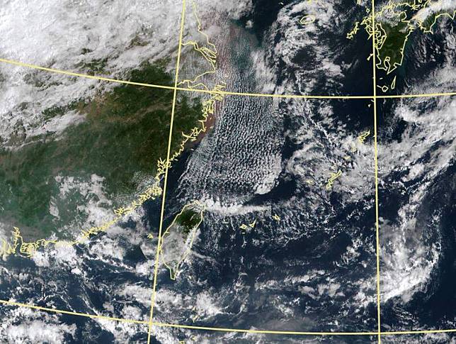 今衛星雲圖上在台灣北部海面出現「胞狀雲街」，一路從延伸到長江口外海，相當壯觀。(圖擷自中央氣象局)
