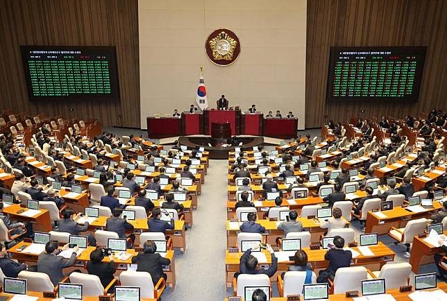 South Korea's National Assembly lawmakers vote on a resolution in Seoul, South Korea, Dec. 10, 2024 (NEWSIS via Xinhua)