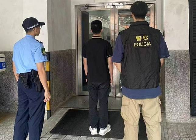 涉案男子(中)被拘捕。