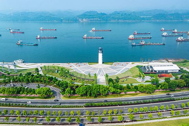 An aerial drone photo taken on May 24, 2024 shows ships sailing on the Yangtze River in Yichang, central China's Hubei Province. (Xinhua/Xiao Yijiu)