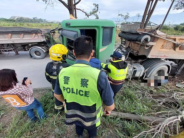 高樹一名砂石車駕駛18日不明原因自撞路旁邊坡，未拉手煞車即下車檢查，導致車體滑行，被砂石車壓倒於車輪下。警消人員到場時已明顯死亡。（屏東縣消防局提供，中央社）