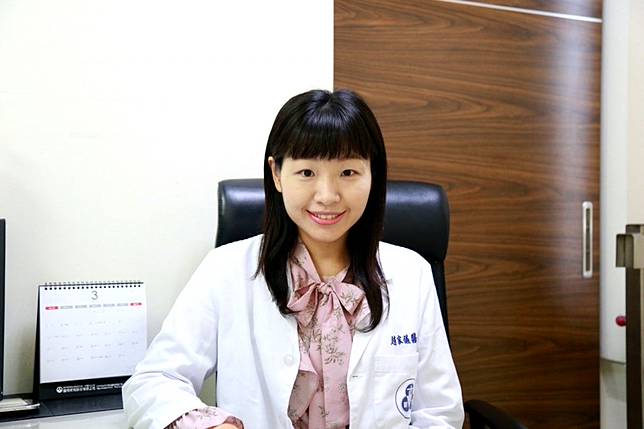 新樓醫院中醫科醫師趙家儀表示，胸悶、氣喘等自律神經引起症狀，可透過按摩內關、膻中及太衝等穴位調節臟腑氣血緩解不適。（新樓醫院提供）