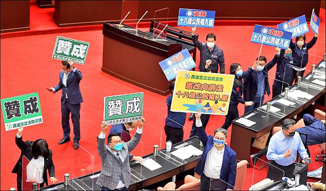 立法院會前天表決通過攸關「18歲公民權」的「中華民國憲法增修條文增訂第一條之一條文」。(資料照)