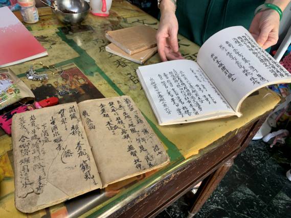 店內還留著幾本薛金在用毛筆書寫的中醫學理手抄本，相當珍貴。（圖/德安堂中藥房）