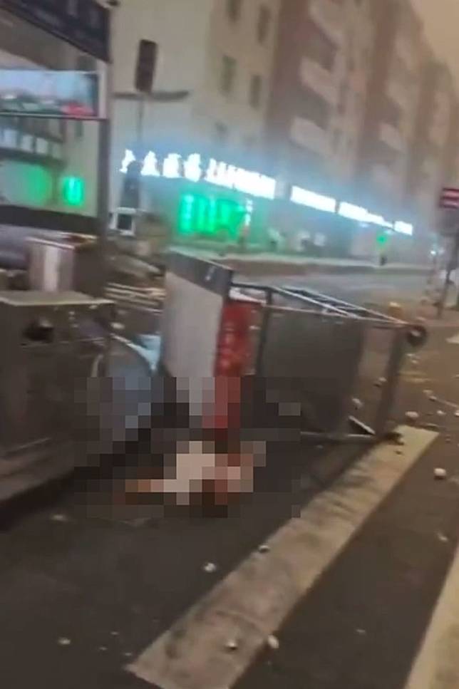 不少民眾目睹路人躺地，不確定是受傷還是死亡。（翻攝自李老師不是你老師Ｘ）