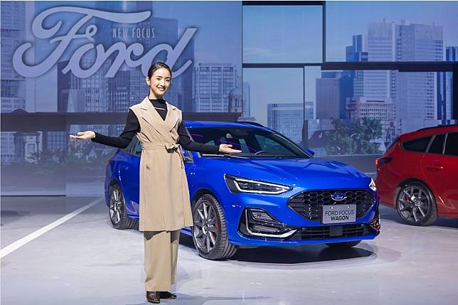 林依晨在形象影片中駕駛New Ford Focus Wagon全台踩點探索在地風情，以「讓空間，放你的心」做為產品呼應駕馭樂趣結合彈性車用空間的初衷與消費者對話。(福特六和提供)