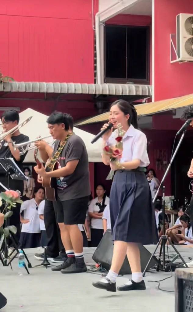 เปิดวาร์ป ผอ.พีช แต่งชุดนักเรียนขึ้นเวทีเซอร์ไพรส์ ร้องเพลงอำลาเด็ก ม.6