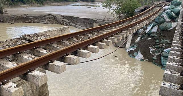 凱米好恐怖！台鐵八掌溪橋「鋼軌懸空30公尺」　拚8／2單線雙向通車