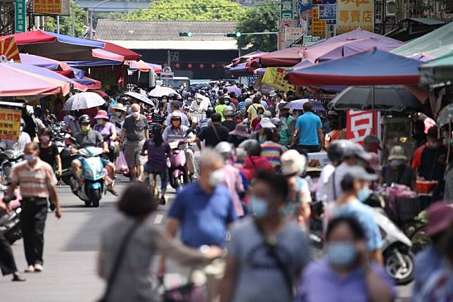 北市府在10個傳統市場加裝即時監控影像管控人流；圖為濱江市場（資料照片／陳愷巨攝）