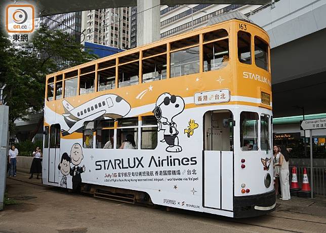 與Snoopy（史努比）聯名的電車。（袁志豪攝）