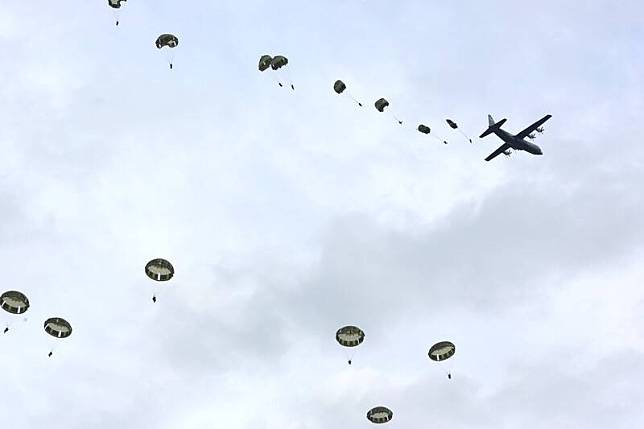 日本陸上自衛隊唯一的空降部隊12日在千葉縣習志野演習場舉行演訓，有11個友邦派員參與。日本防衛大臣中谷元表示，多國聯合訓練對於日本的戰略，也就是實現印度太平洋願景有很大的助益。中央社記者楊明珠千葉攝114年1月12日