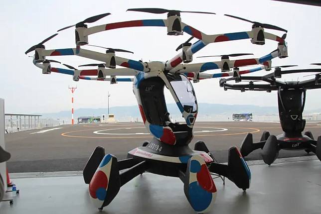這次日本丸紅集團與美國LIFT Aircraft合作，將HEXA空中飛車帶入世博會場，屬於個人化的飛行設備。