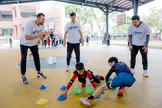 胡瓏貿、艾德.、勤明慶與同學互動。圖/高雄全家海神提供