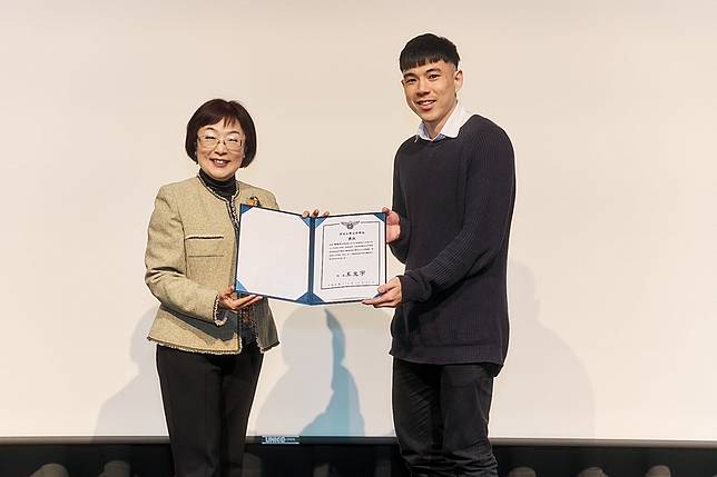 開南大學校長周守民頒發獎狀，表揚校友吳禎穎雙榜考取113年律師高等考試及司法特考四等法院書記官。圖：開南大學提供