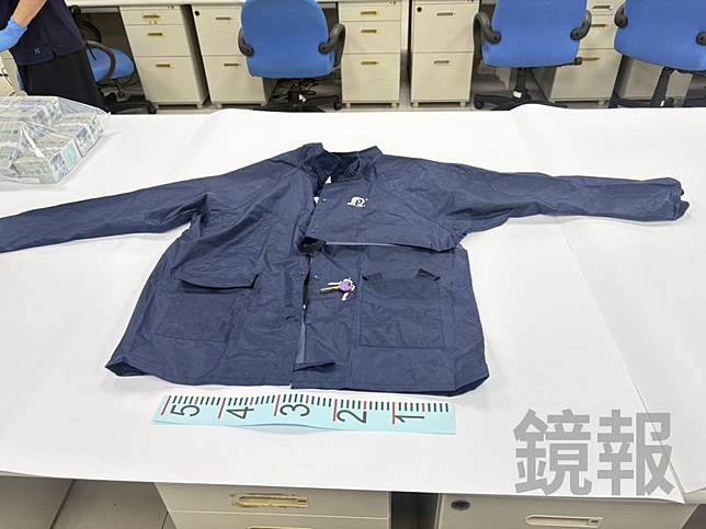 林男身穿藍色雨衣犯案。李依璇攝