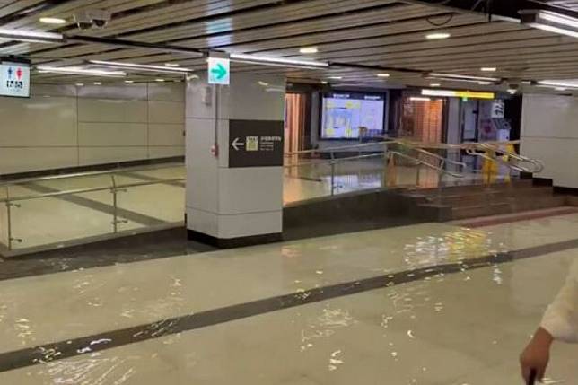 台北車站淹水民眾看傻。（圖／取自記者爆料網）
