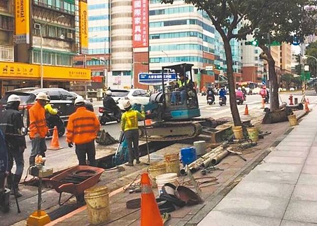 台北市民不滿道路頻繁開挖。（中時電子報圖片）