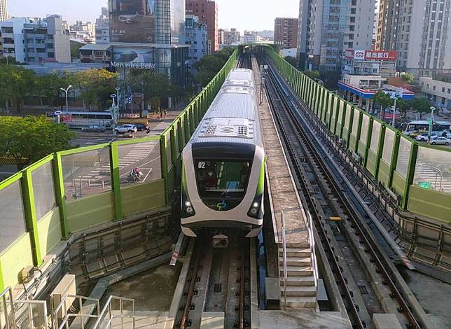 台中捷運綠線將自27日至6月14日取消高鐵台中站凌晨0 時15分的加班車，並自6月1日至14日調整全線營運班距 ，平日為10分鐘1班、假日15分鐘1班，5月31日前仍維 持現行的8分鐘1班。 （中捷公司提供） 中央社記者蘇木春傳真 110年5月25日  
