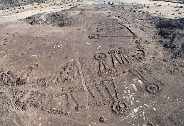 考古學家在沙烏地阿拉伯發現「葬禮大道」，兩側為青銅時代古墓。   圖：翻攝自AlUla/AAKSA 皇家委員會