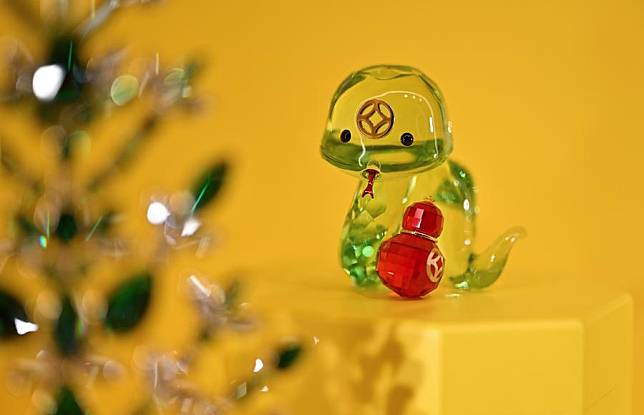 A snake-themed ornament is pictured at Haikou International Duty-free Shopping Complex in Haikou, south China's Hainan Province, Dec. 31, 2024.(Xinhua/Guo Cheng)