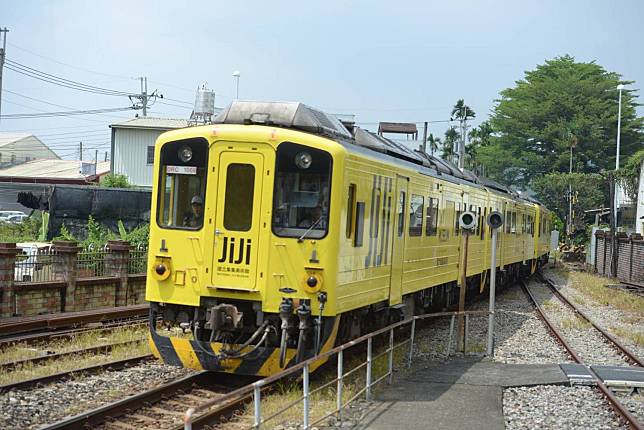 台鐵集集=車程路段將停駛8個月(圖為集集彩繪列車)。   圖：交通部／提供