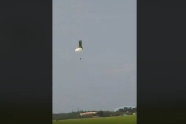 14日上午在屏縣潮州的降落傘場，有民眾目擊一為傘兵跳傘時，疑似受到氣流影像，主傘遲遲未開啟，幸好副傘即時展開，險象環生。（圖片取自爆料公社）