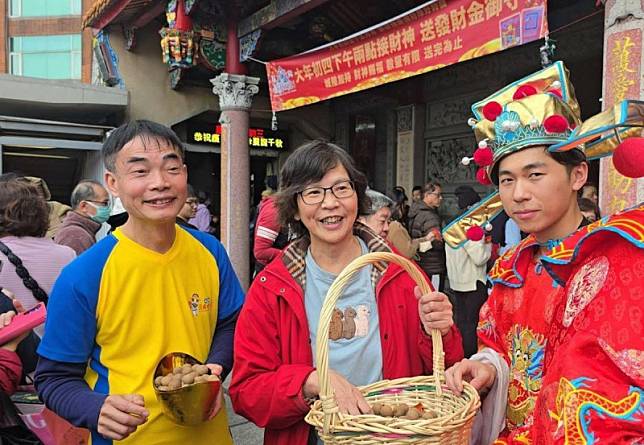 前立委蔡壁如，今天前往香火鼎盛的基隆護國城隍廟，為市民發放一顆顆象徵去除霉運的剝殼龍眼。 圖：取自蔡壁如臉書