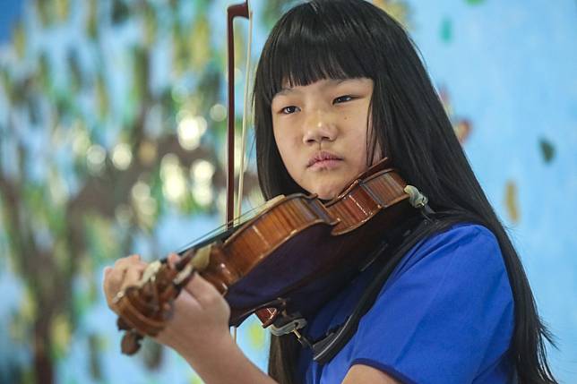 Jesse So started learning to play violin at six, after surgery to improve the hearing in her left ear. Photo: K.Y. Cheng