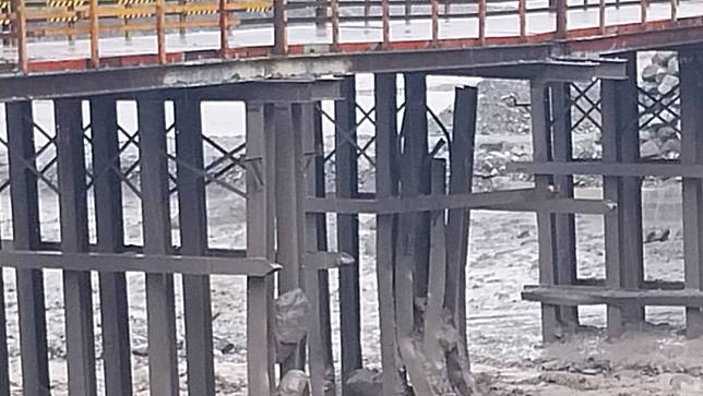 土石流沖毀明霸克露便橋。民眾提供