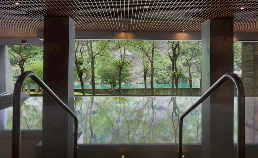 ▲大眾池被綠意圍繞 (圖/烏來璞石麗緻溫泉會館)