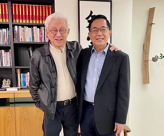 陳水扁稱讚，曹興誠是新台獨之父。（翻攝自陳水扁臉書）