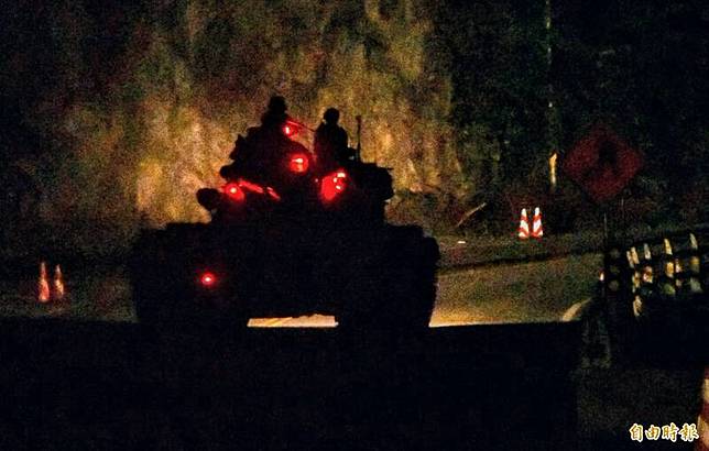 暗夜中急馳在蘇花公路上的M-60A3戰車。(記者游太郎攝)