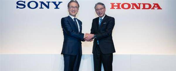 左Sony總裁吉田憲一郎、右Honda社長三部敏宏，合作成立索尼本田移動株式會社、一家銷售高附加值電動汽車、並提供移動服務的新公司。(圖片來源/Honda)