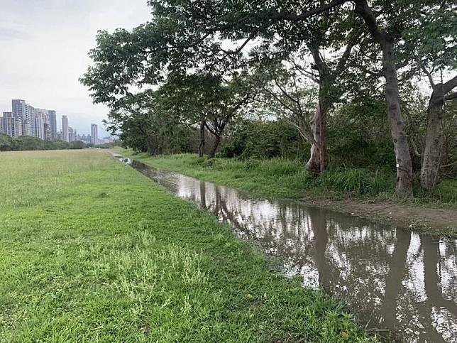 竹北市頭前溪河濱公園旁自行車道，每逢下雨就淹水，宛如一條小河。(新竹縣議員林禹佑提供)