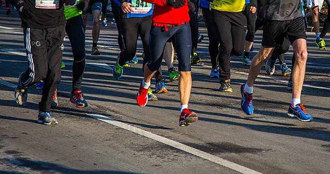 台北馬拉松40歲男跑者無呼吸心跳倒地　醫師提醒「注意3徵兆」防猝死