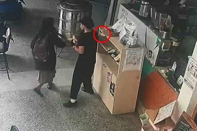 婦人不滿店員制止拿取早餐，憤而將三明治（紅圈處）丟回櫃台。畫面翻攝threads u_and_m97
