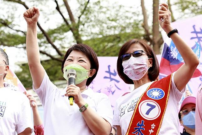 台中市長盧秀燕昨日前往南屯區參與市議員朱暖英競選總部成立，凸顯盧秀燕與朱暖英溫柔堅定的女性力量。（記者陳金龍攝）